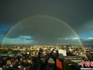 罕见霓虹横跨伦敦上空 惊