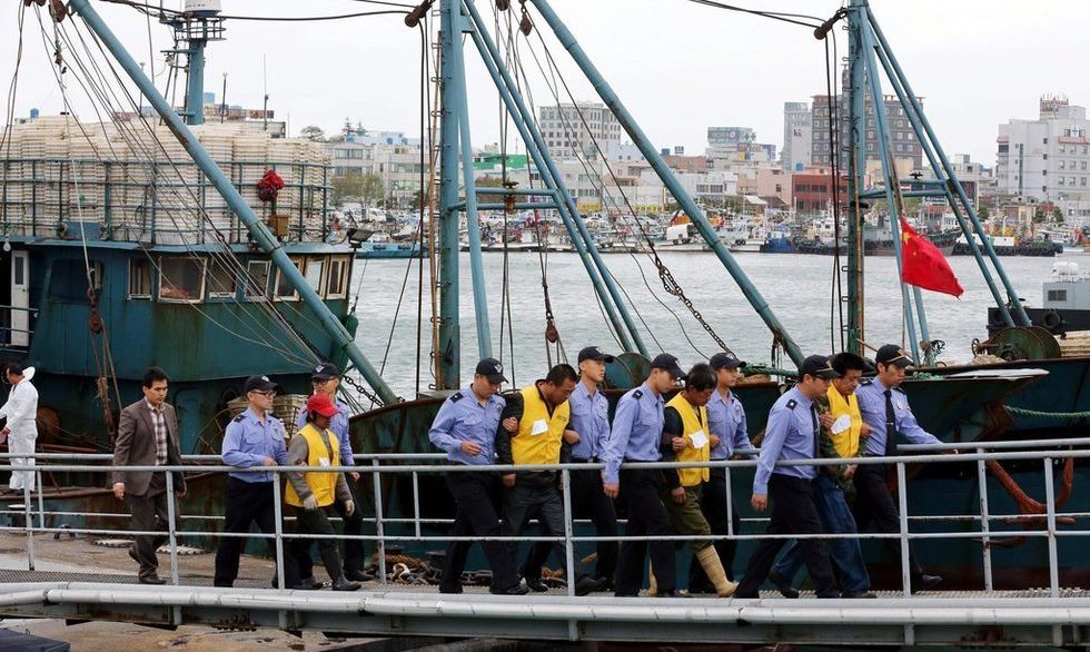 韩国海警逮捕我国多名渔