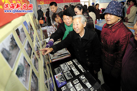 为了迎接十八大的到来，汉沽建阳里社区举办了一场红色报刊收藏展。