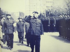 1984年5月1日，张司令员在空军某师检阅部队