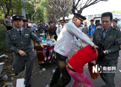 广州城管掐住女商贩脖子强行押上警车(图)