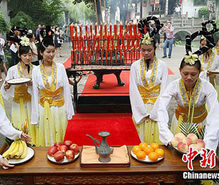 浙江诸暨祭“荷花女神”