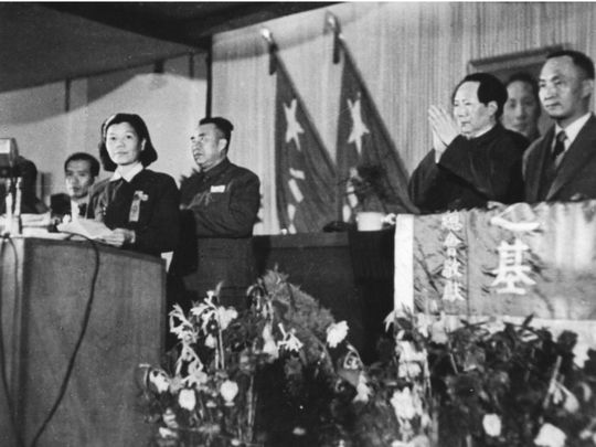 1949年9月21日黄薇在中国人民政治协商会议开幕式上代表华侨向毛主席和朱总司令献旗献花,并向大会致词