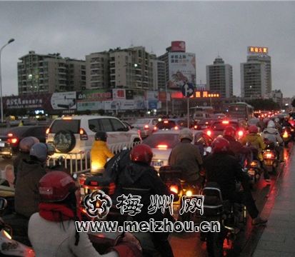 梅州大桥再次封闭，道路现车龙