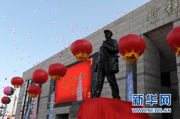 雷锋工人形象雕像