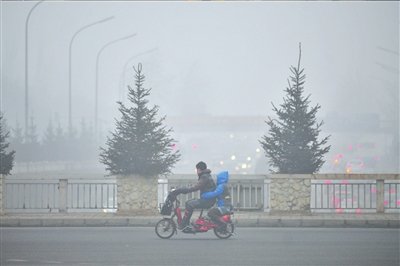 北京连遭雾霾与沙尘天气袭击 空气严重污染