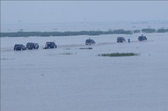 鄱阳湖水上公路被淹汽车“水上漂